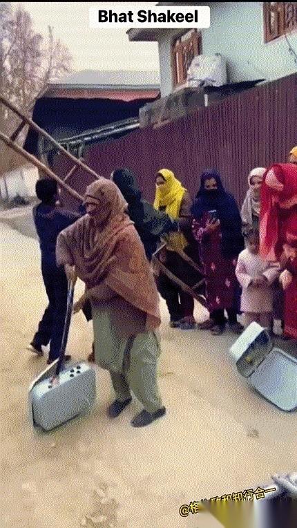 好家伙，电表这玩意儿，装你家墙上，你给它拆了砸了。为啥？因为这新电表，它智能