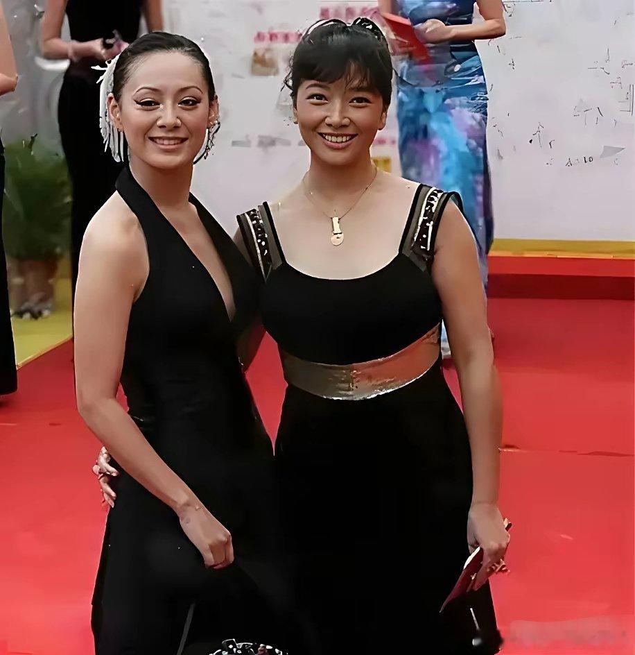 没想到江珊的骨架这么大，宁静已经属于地母型了，还是比她小一号。​​​