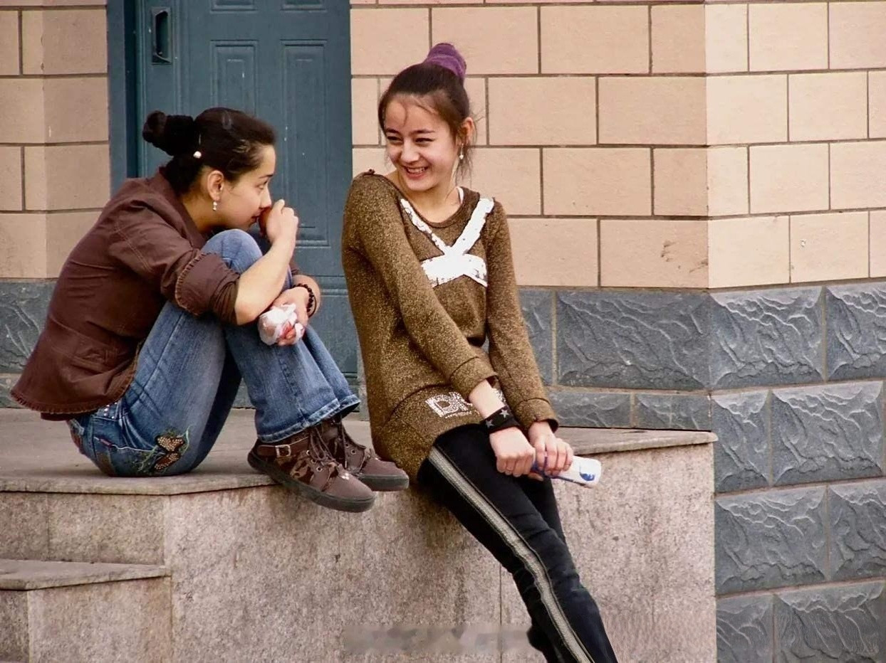 2007年在新疆街头15岁的迪丽热巴,特别的青涩可爱