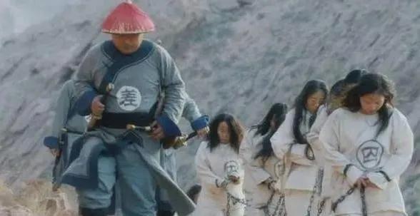 长安西市，一头受惊的黄牛冲进人群，撞翻了一个老太太。围观的人还没反应过来，衙役已