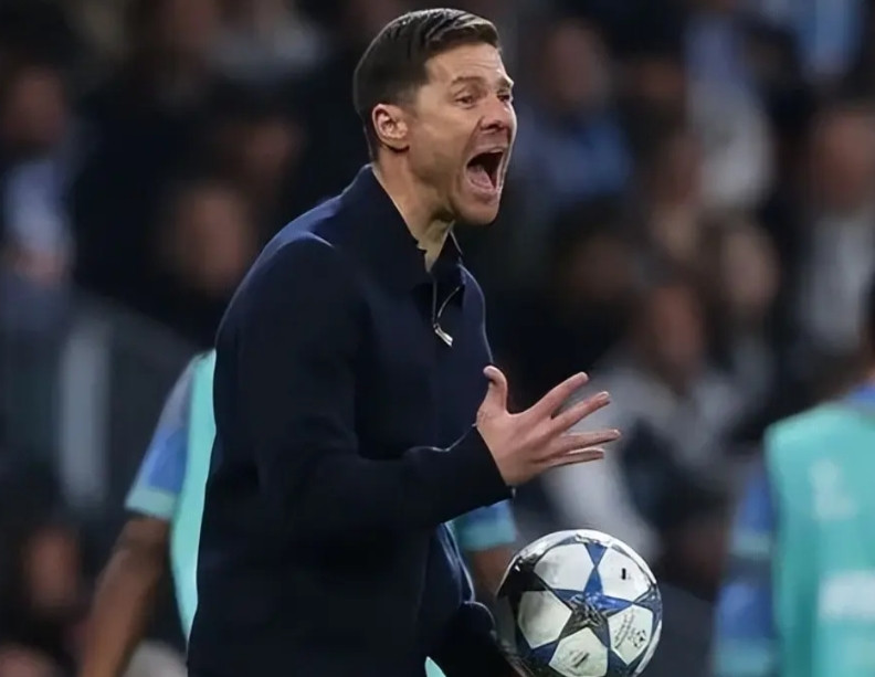 阿隆索如果有一天下课，是真不冤。球队在对手两个人被罚下的情况下，竟然在83分