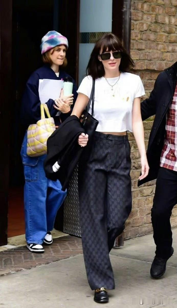 达妹真是把“不费力时髦”玩明白了🤩她穿搭看着简单——白衬衫、牛仔裤、针织裙，