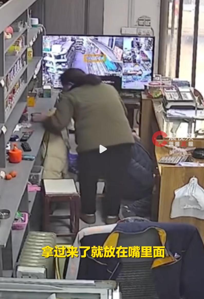 看哭了！河南新乡，63岁的大叔正和老伴在自家店里聊天，前一秒还宁静祥和，下一秒大