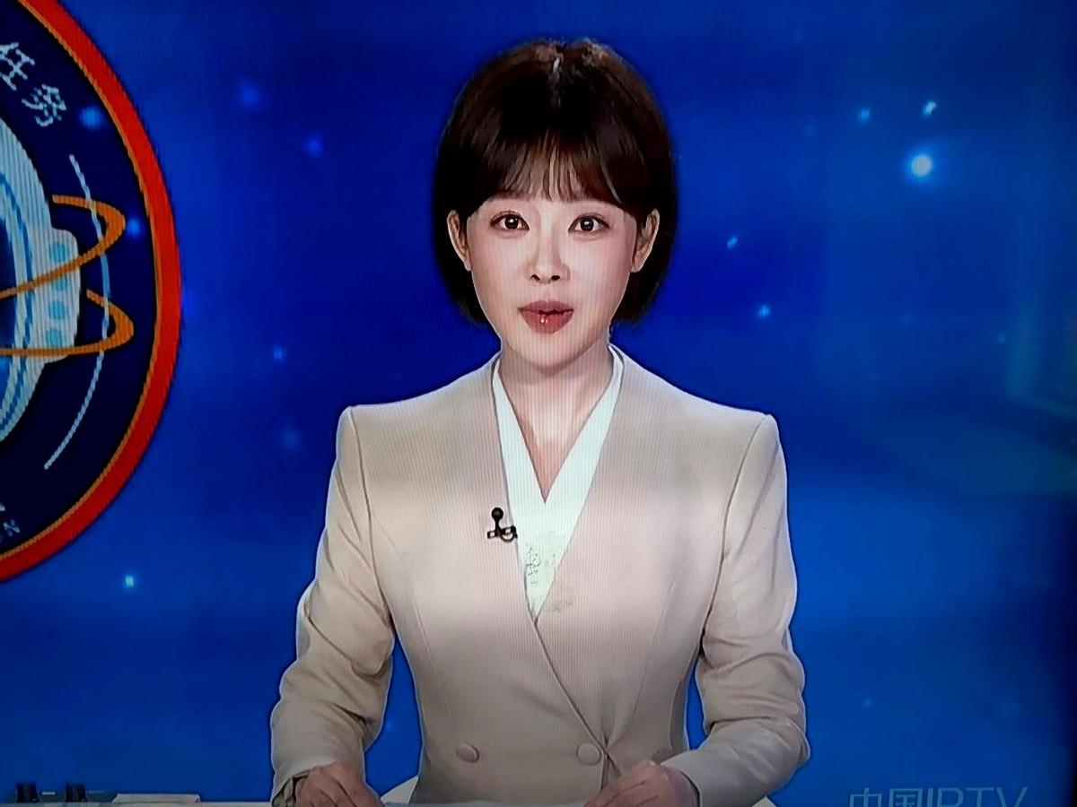 新闻联播这主播是谁？要不是字幕打着“胡蝶”，真有点不敢认。十多年前她刚来时，