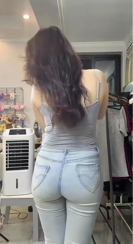 拥有魔鬼身材的女孩在整理衣服。