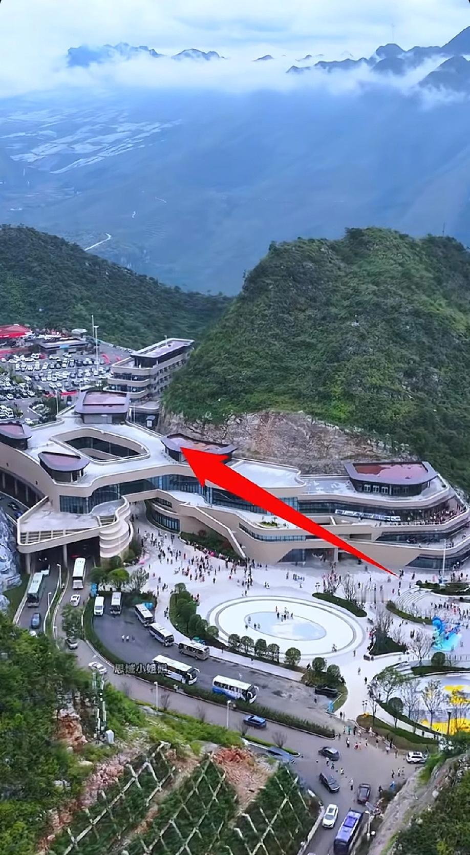 中国有钱人真多呀！听说哪里好玩，就去哪里。堵车都堵几公里，到处都是车和人。发现
