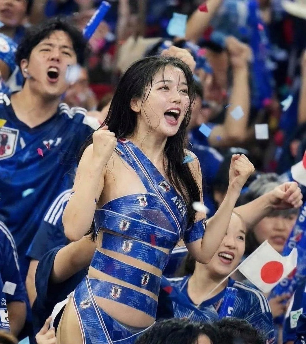 世界杯赛场日本女球迷的衣服