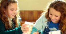 双胞胎姐妹变“母女”，《亲爱的童伴》导演瑟琳席安玛乐当玩伴
