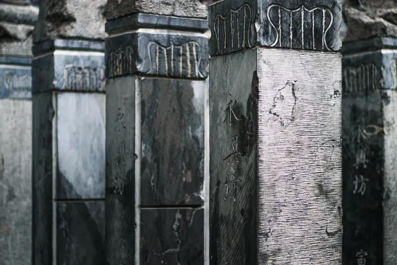 清明本是缅怀先人的日子，可湖南邵阳的刘鹏却遭遇飞来横祸。他在扫墓时被倒塌的墓碑砸