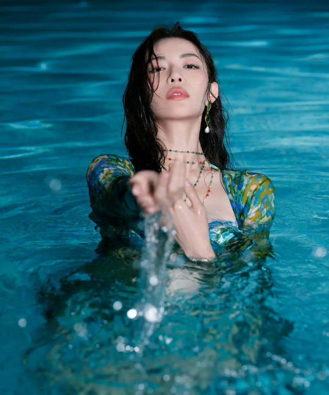 钟楚曦这双大长腿，真是绝了，称得上“内娱第一美腿”了！VOGUE红毯，钟楚曦内