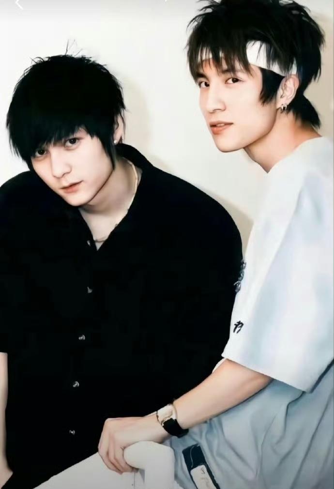 谢娜这一波操作，让更多的人了解了张杰的来时路。[笑着哭]还没解约，就参加快男选