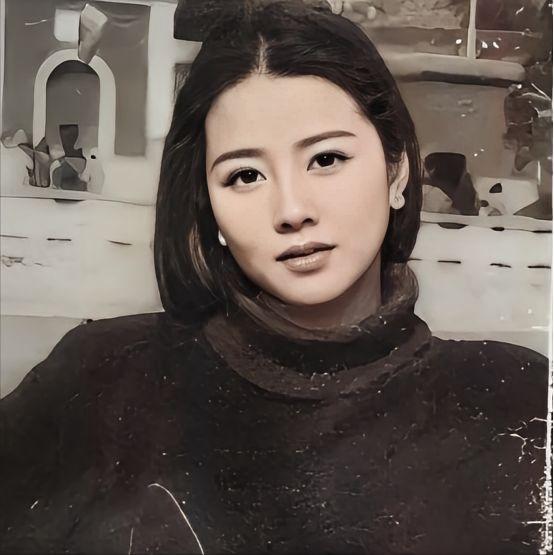 1969年，17岁的女知青张梅香被领导叫到办公室，一把将她抱住，绝望之际，她没有