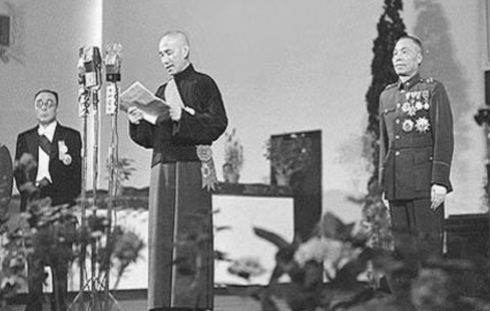 1944年9月，盛传陈诚要取代何应钦担任军政部长，何应钦大骂说：“我当师长时，他