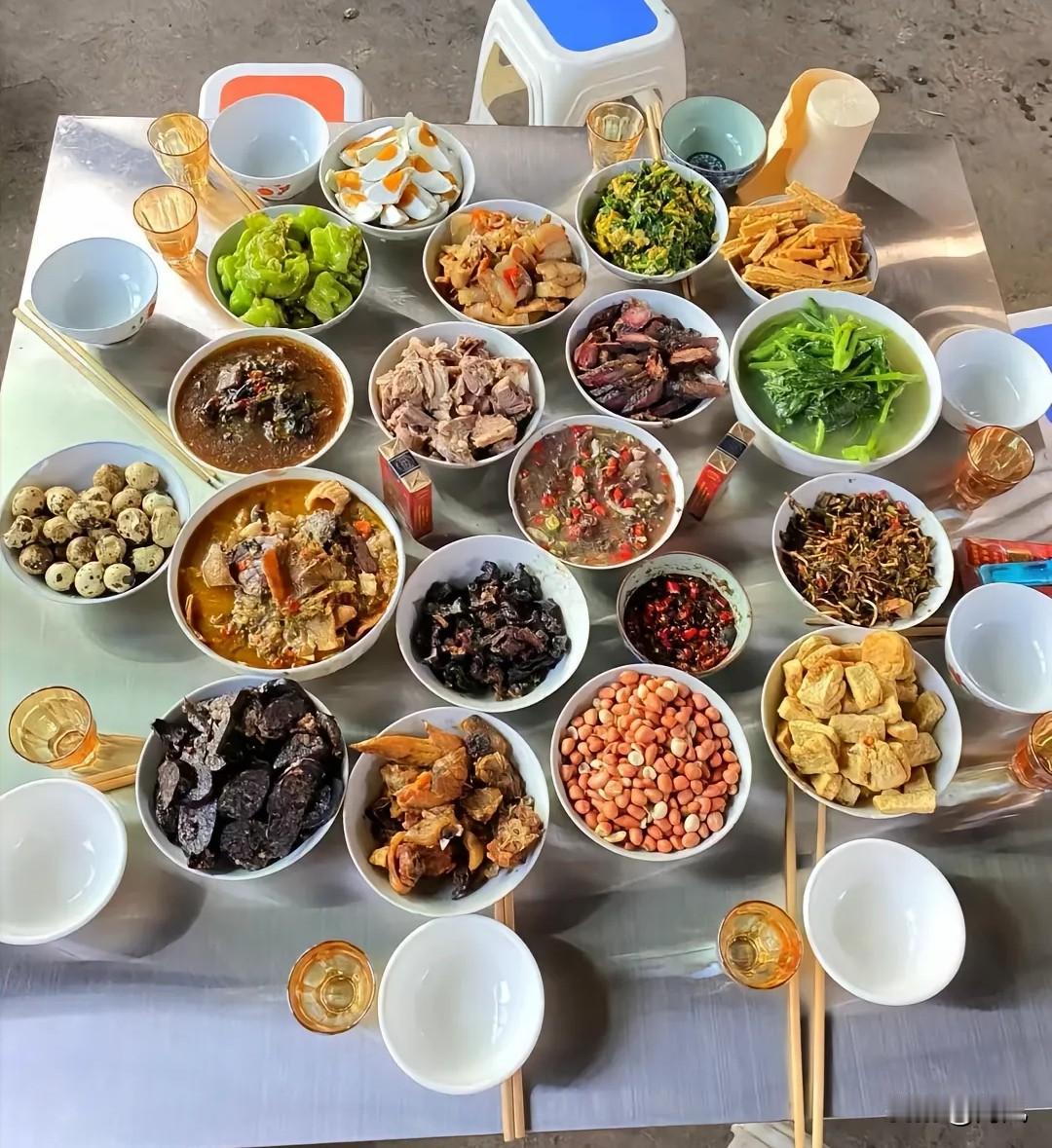 美食家常打卡穷是穷了点，但吃的还行吧[呲牙笑][呲牙笑]