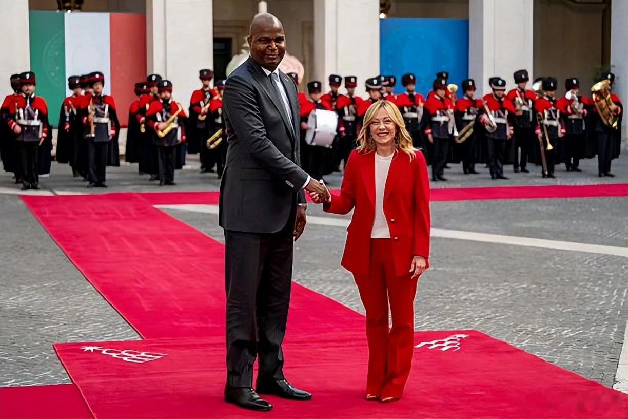 莫桑比克总统访问意大利，与梅洛尼会面。两人的身高差引关注。