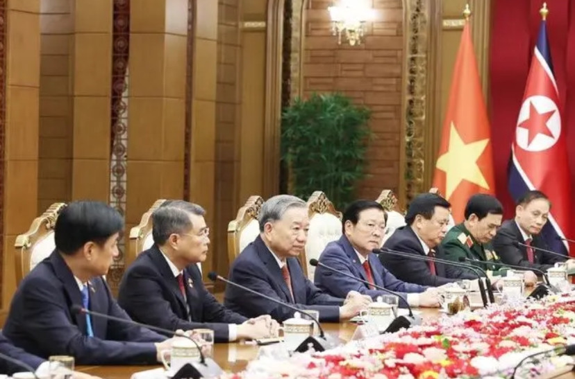 不对称！苏林这次外访朝鲜，除了其他四驾马车，其余有头有脸的人物都带过来了。在与金