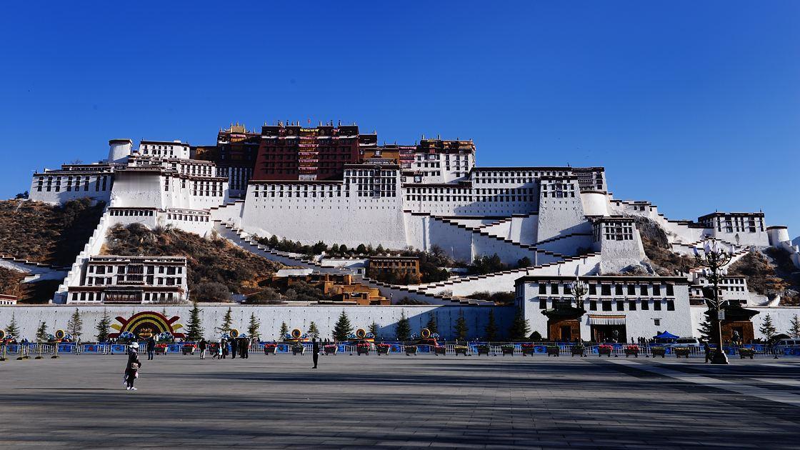 布达拉宫到底有多么震撼？游客进去以后，那个滤镜直接被炸碎了，明明知道里面黄金