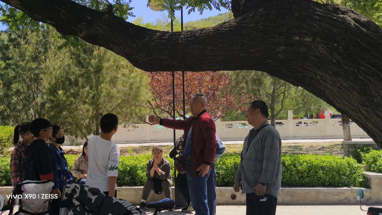 窑神庙附近越建越好，宛如一个公园了，这里有几颗大树，树下围起来一圈可以坐的围栏，
