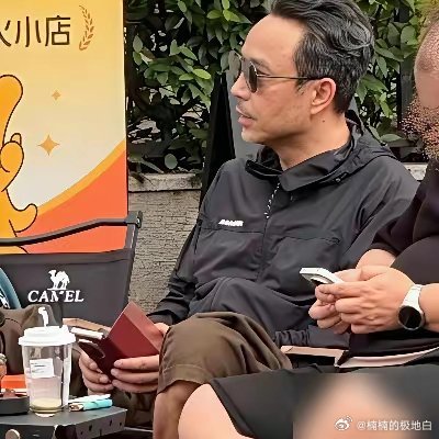 汪涵这是彻底不装了，长沙街头穿个大裤衩踩着人字拖就出门了。头发白了一大片，也不染