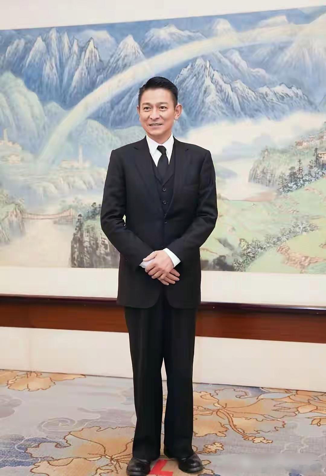 这绝对是最帅老干部了！64岁刘德华再上新闻联播！这样认真开会，做笔记的港星，真的