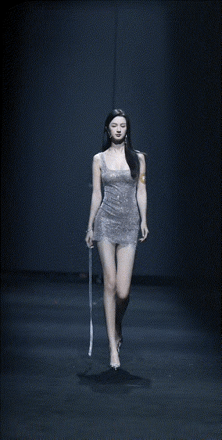 小姐姐这身材也太棒了吧，模特就是体态好…