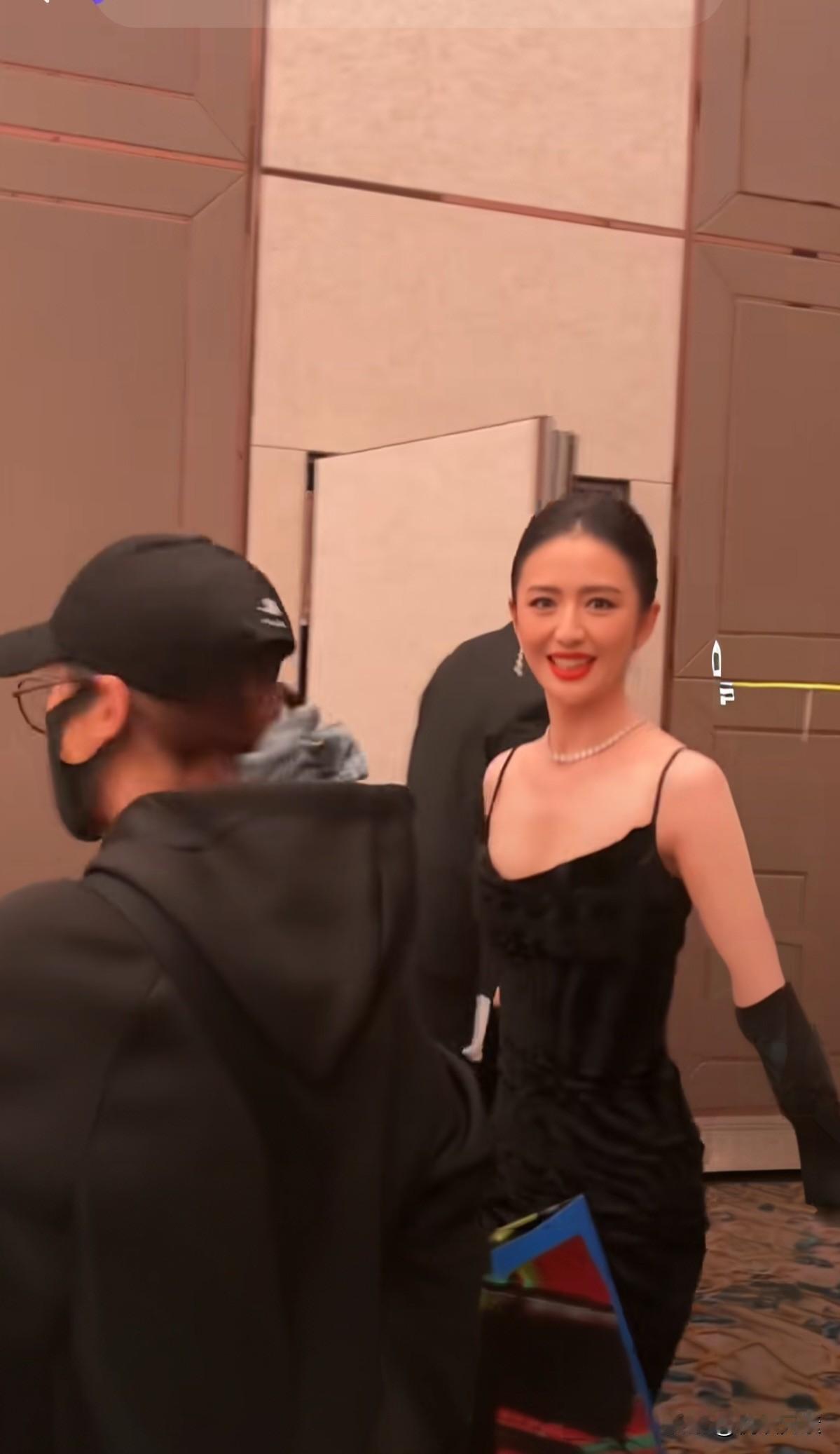 美丽大方，风情万种，这御姐风范，哪个男人顶得住？陈思诚真是身在福中不知福啊