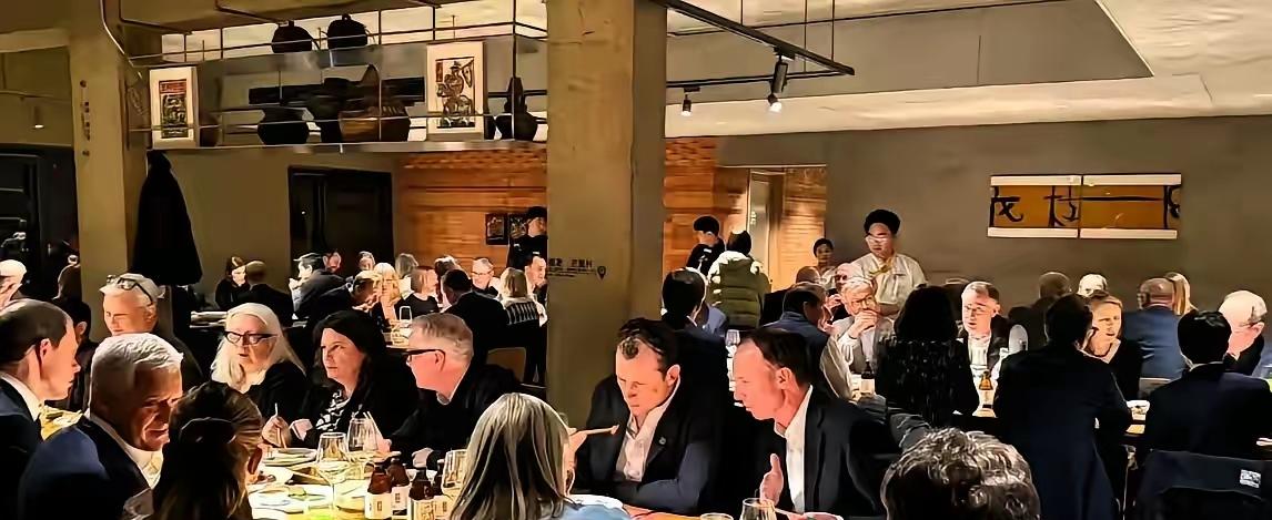 斯塔默在三里屯下馆子，旁边英使馆官员的表情亮了：见识到东方大国如今多先进了吧？