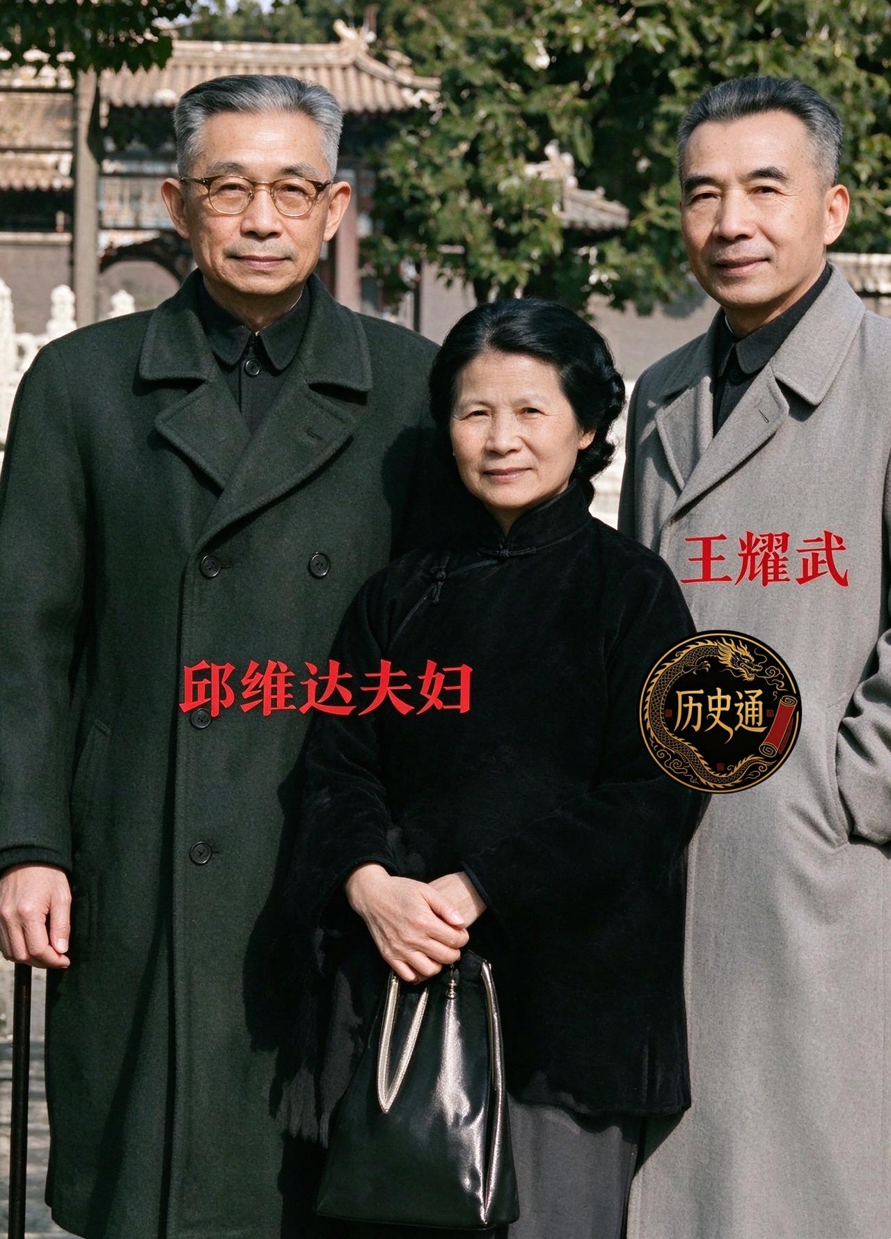一九三七年冬，南京城烧成火海。师长王耀武站在江边码头，听说团长邱维达还在城里血战