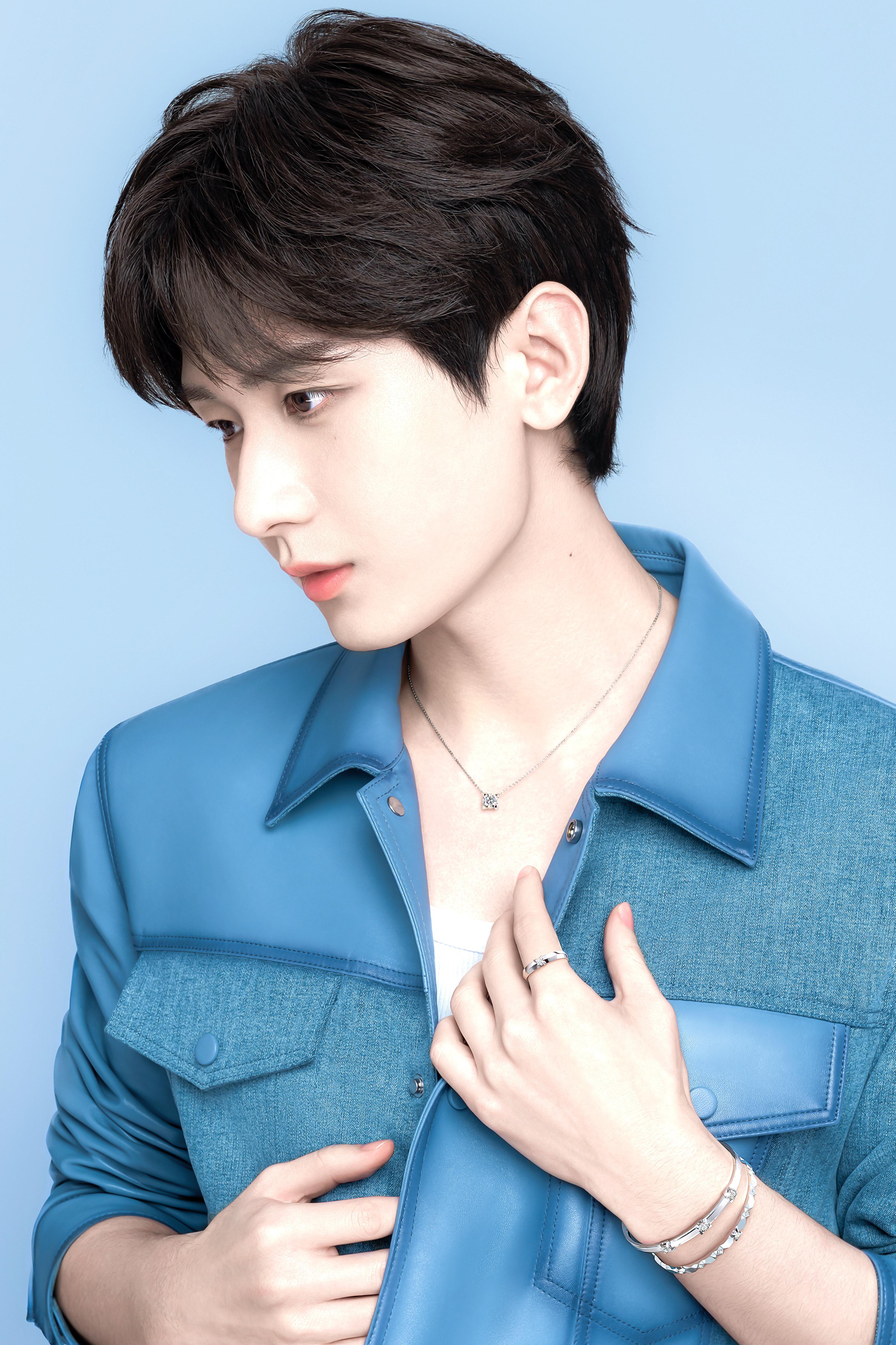 六福美貌贵气的成毅肤若凝脂，戴什么都美美嘟，涩涩的