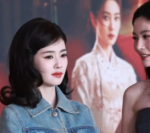 都说白鹿被赵晴秒了真没觉得，喜欢白鹿这样饱满且看起来气血很足的脸，赵晴的脸颊都