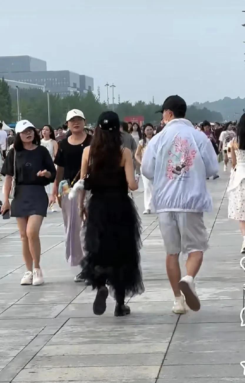龙队也去看林俊杰的演唱会啦。不知道今晚大屏幕上会不会也切到龙队和夏露，今天下午
