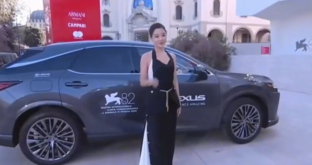 女王驾到统统闪开，辛芷蕾来了。辛芷蕾一袭黑白连衣裙出镜了，整个人光芒四射惊艳全场，漂亮得不要不要的。