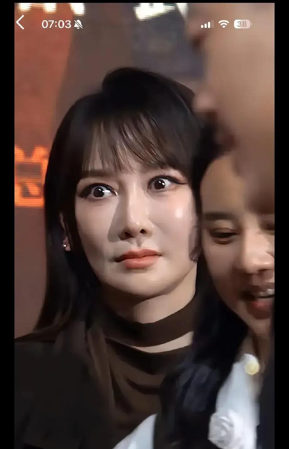 萨顶顶最近被拍到脸僵得像个蜡像，41岁却连笑都像被线牵着。网友把56岁陈红拉出