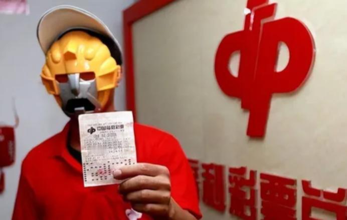 买2元彩票中500万元可能吗？每个彩票站门口，都有一面醒目的横幅：“2元中50