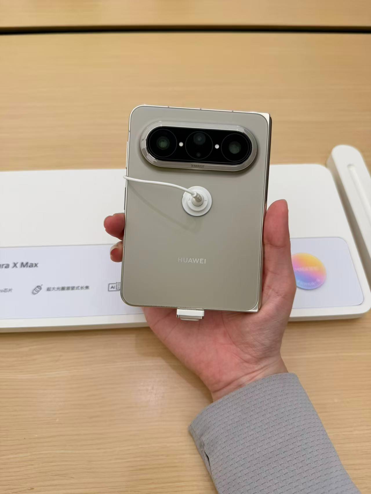 专门去店里摸了华为PuraXMax.......周末逛街看到了华为店里超