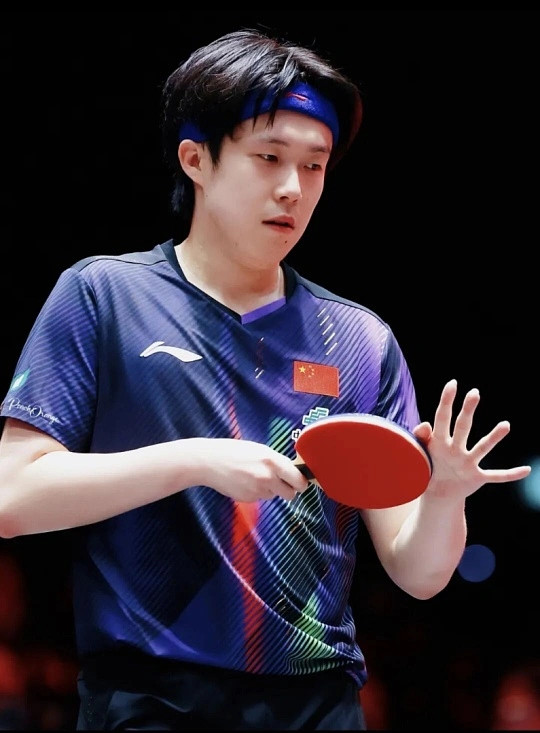 王楚钦3比1林德王楚钦3-1力克林德，逆风翻盘太提气！开局慢热、落后逆境、争议判