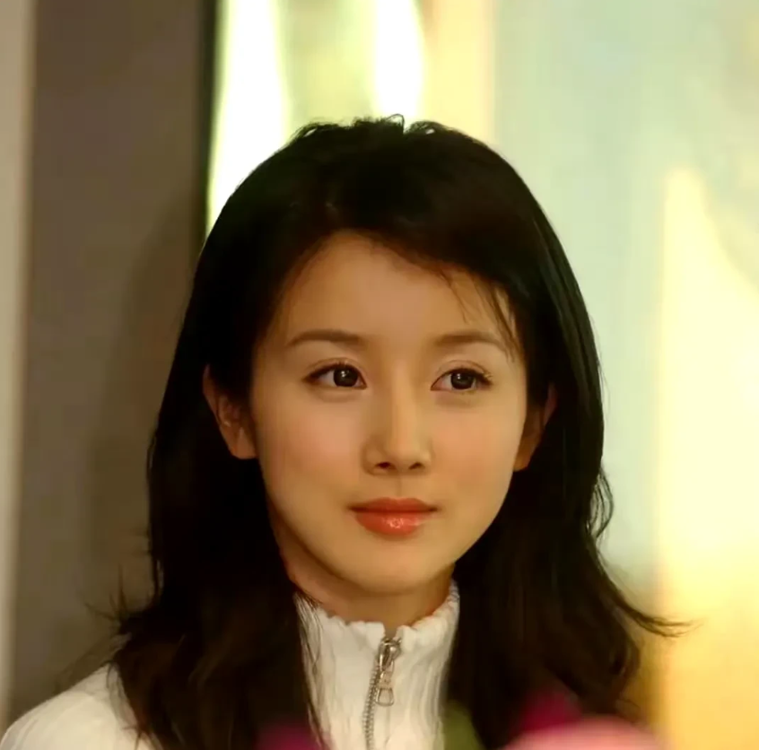 嫁给大十岁的美籍华人总裁的女演员孙菲菲终于为自己当初的冲动付出代价，现在要想翻红