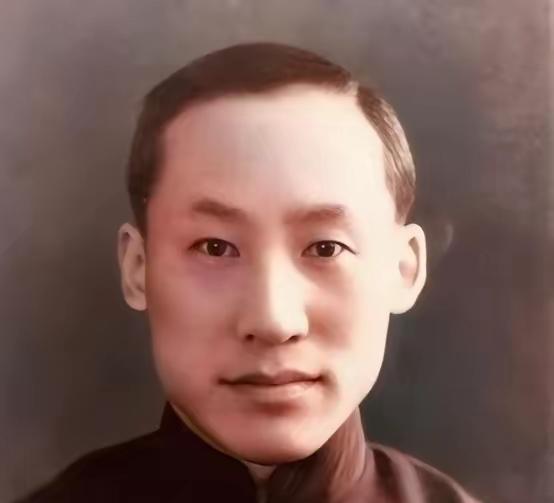 1972年，钱三强正在走路，却被一位衣衫褴褛的老人拉住。随后，老人90度鞠躬卑微