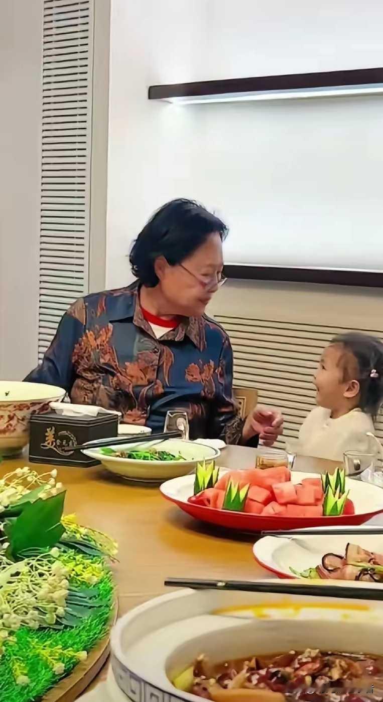 斯琴高娃和孙女的时光，真是年轻时候努力，老了就是有福之人。斯琴高娃一直在为事业
