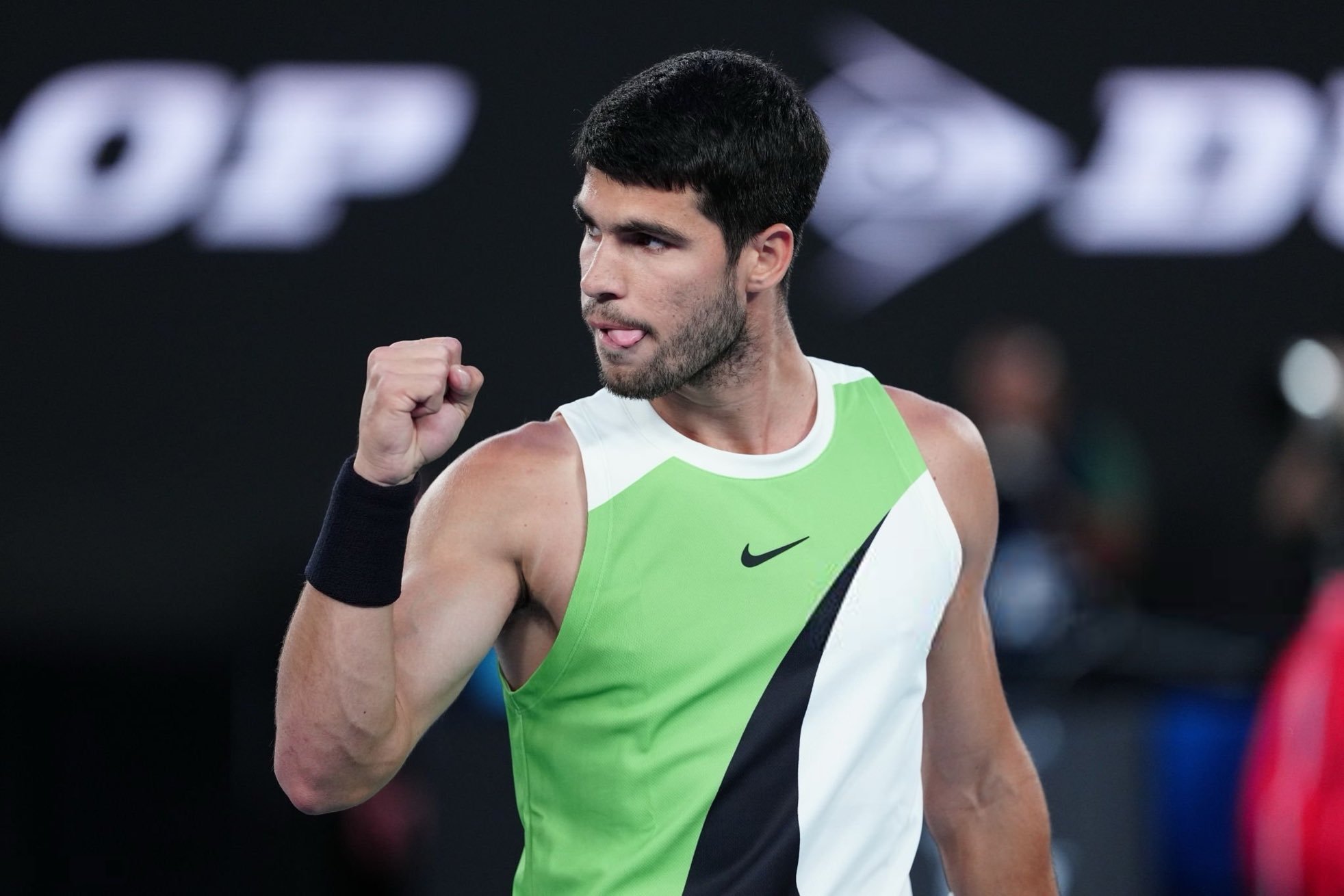 阿尔卡拉斯在首盘经受住考验后，以7-5、6-2、6-1击败本土宠儿德米纳尔，生涯