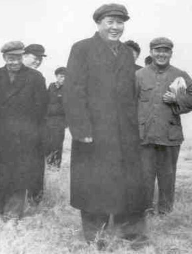 1952年，毛主席视察黄河时，看见一群国民党起义军官正在黄河边搬石头、夯堤土，