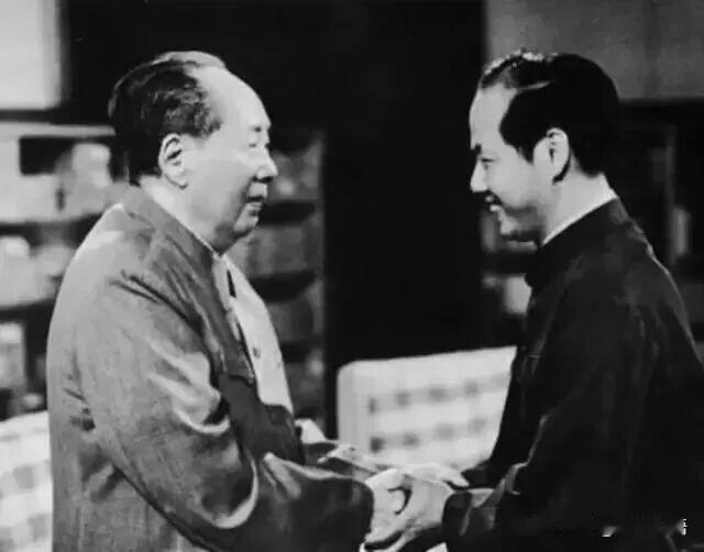 杨振宁和李政道分别接受毛主席的接见1973年7月，杨振宁第三次访华。17号