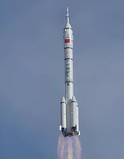 国内传来两个消息，国内还没啥反应，国外已经炸锅。一个消息：神舟二十号被撞出裂纹