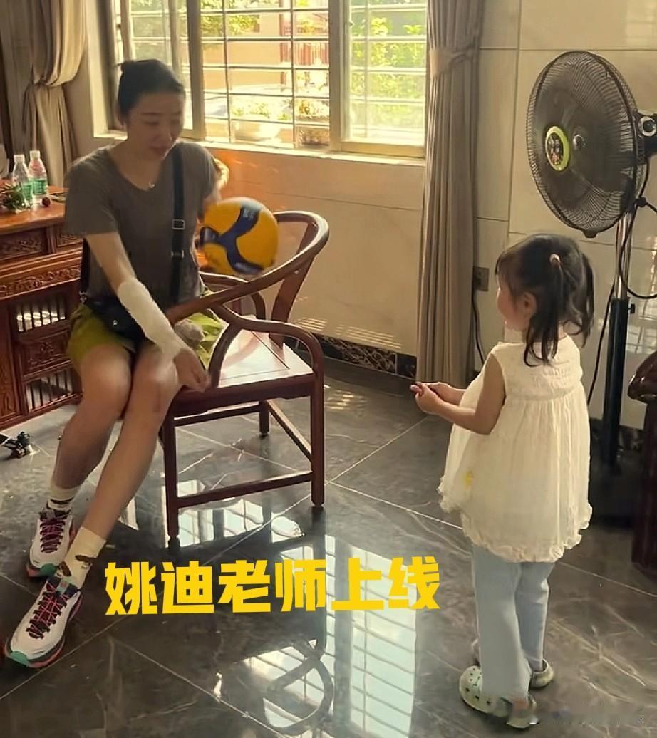 5月30日，朱婷和姚迪的新鲜照出炉，这不，姚迪正热火朝天的普及排球文化。毕竟是