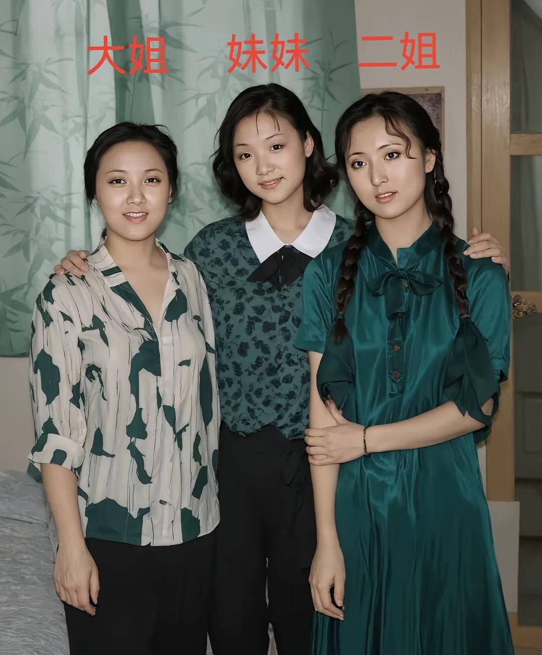三个天然大美女合影。左边是邓婕，右边是陈晓旭，扎着两条长长的麻花辫，清丽绝伦。中