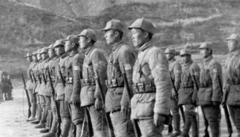 1942年，八路军干部腿部中弹被鬼子包围，情急之下掏出手枪想要以死明志，