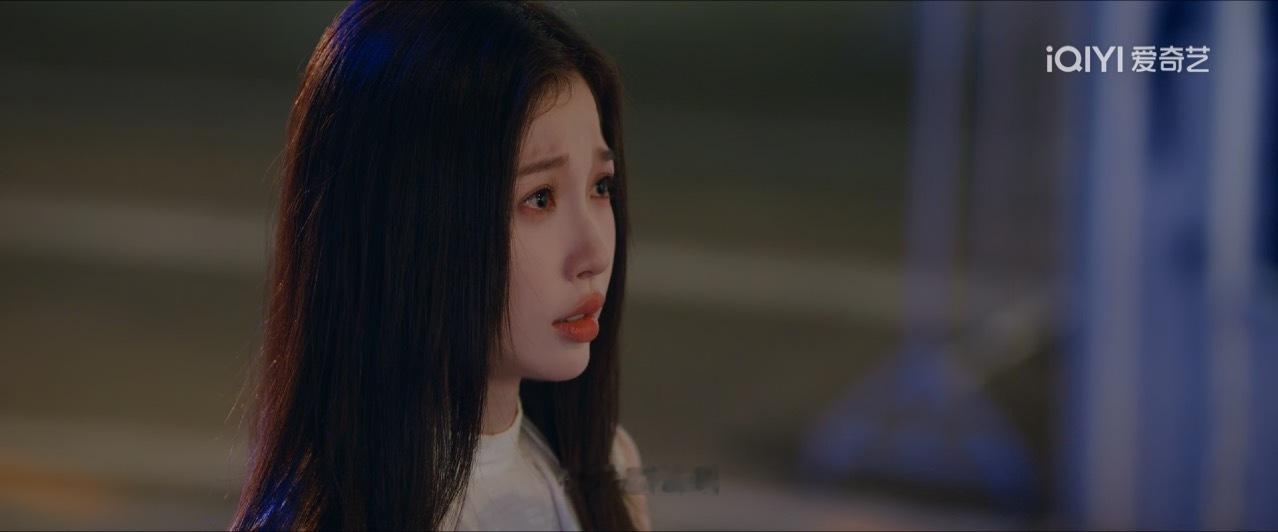 先看了两集双轨，设定、质感、滤镜算是在现偶题材里比较有新意的，导演也会抓一下小细