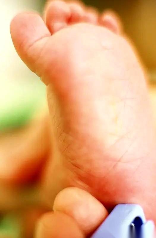 “一出生就强制做亲子鉴定？”听着特爽、特“防渣女”对吧？但你信不信，这规矩真