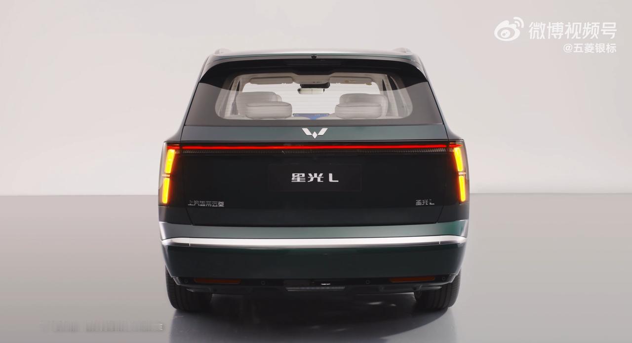 五菱银标全新星光L内饰公布，说实话，这内饰设计真的一点都不“孬”。打孔皮座椅、