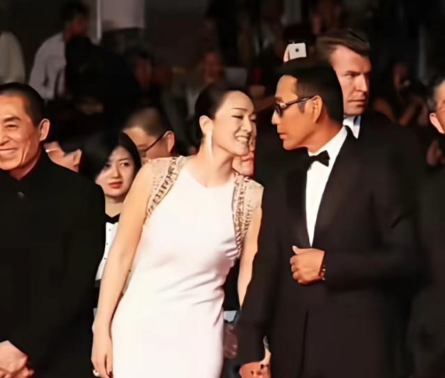 巩俐和张艺谋同台那一刻，空气都凝固了。陈道明一个动作，让全场松了口气。第十届